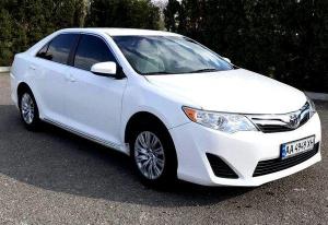 Toyota Camry V50 біла — авто на весілля в Києві 