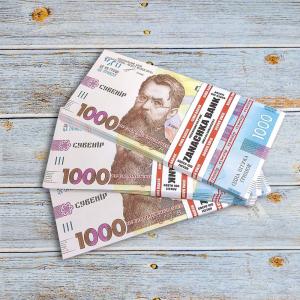 Пачка денег по 1000 гривен