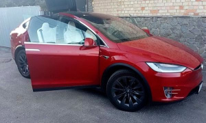 Tesla Model X червона — оренда на весілля в Києві