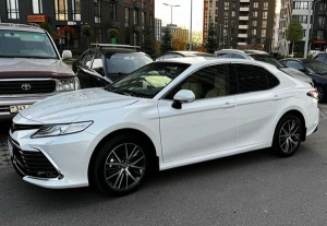 Оренда Toyota Camry V70 біла — авто на весілля з водієм в Києві